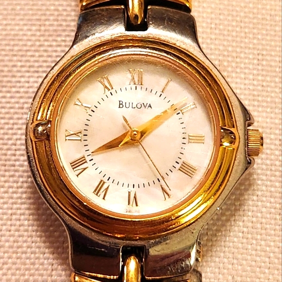 Vintage 1990s woman's Bulova watch - Picture 12 of 12
